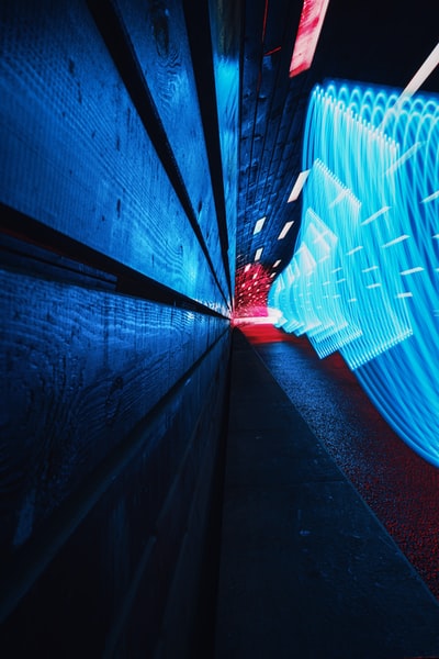蓝色光的隧道
